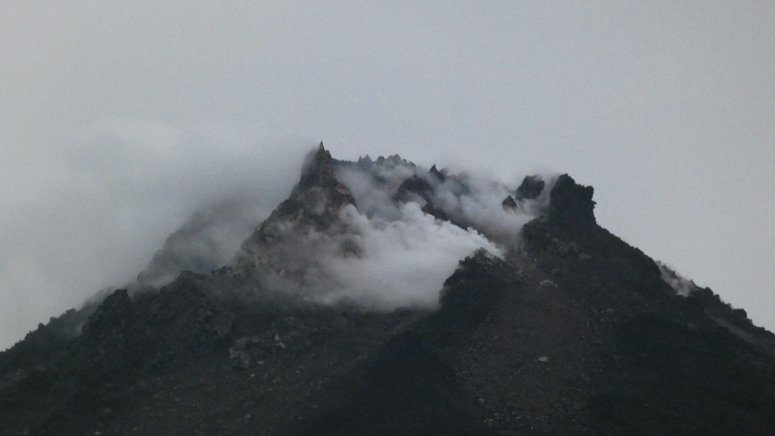 Montagnes dans la brume en Indonésie