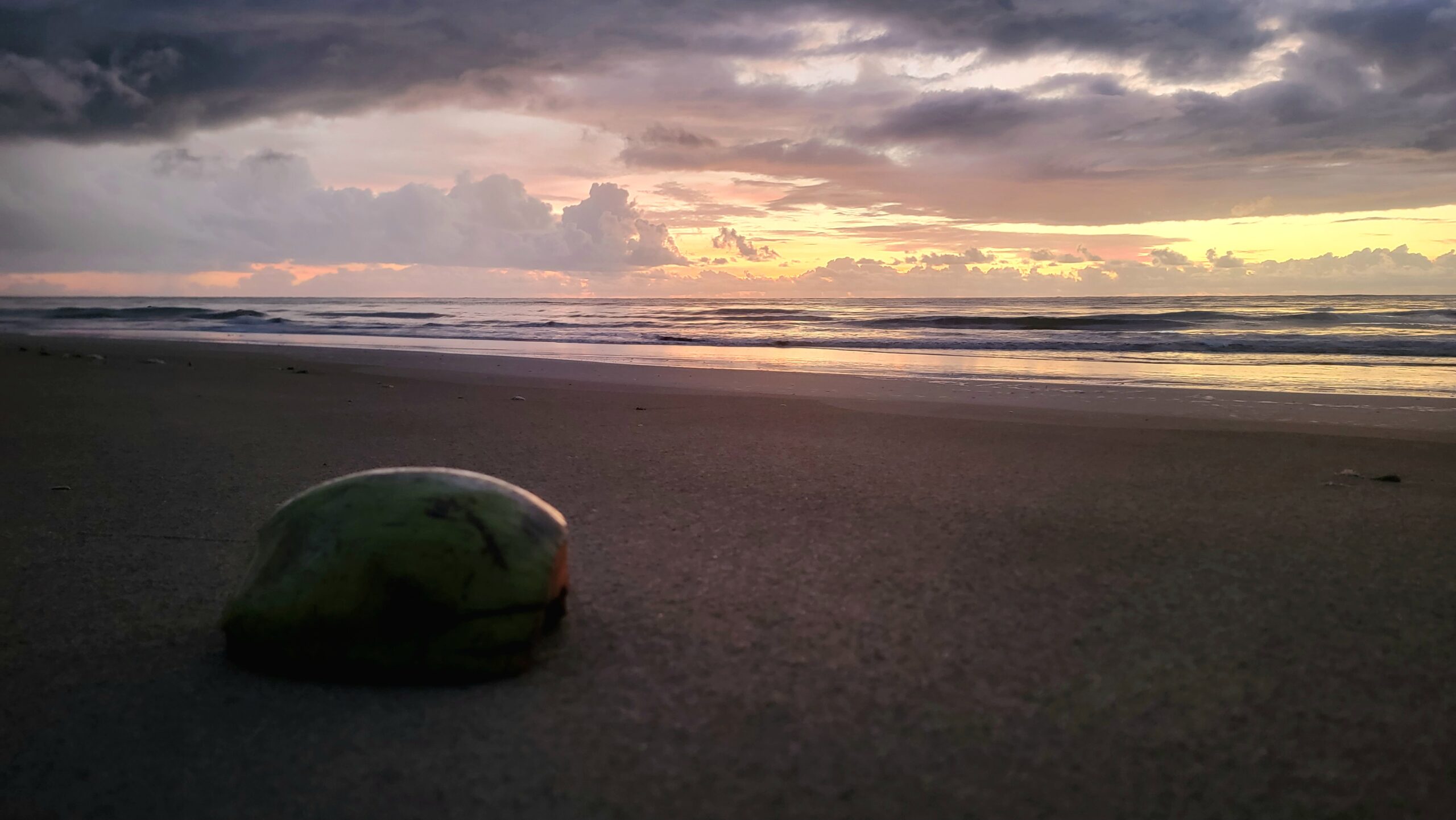 Plage au coucher du soleil au Brésil