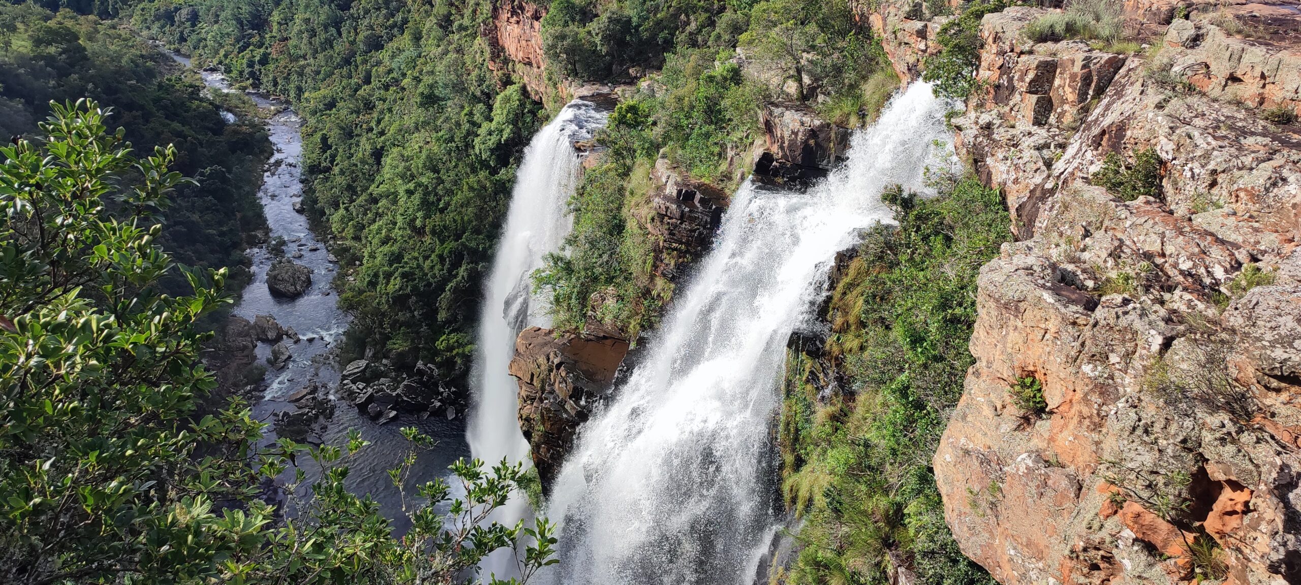 Cascade au cœur de la nature en Afrique du Sud