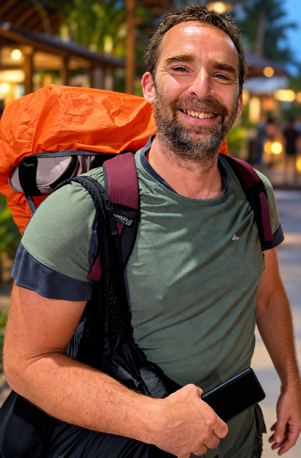Papou en Indonésie, souriant avec un sac à dos orange