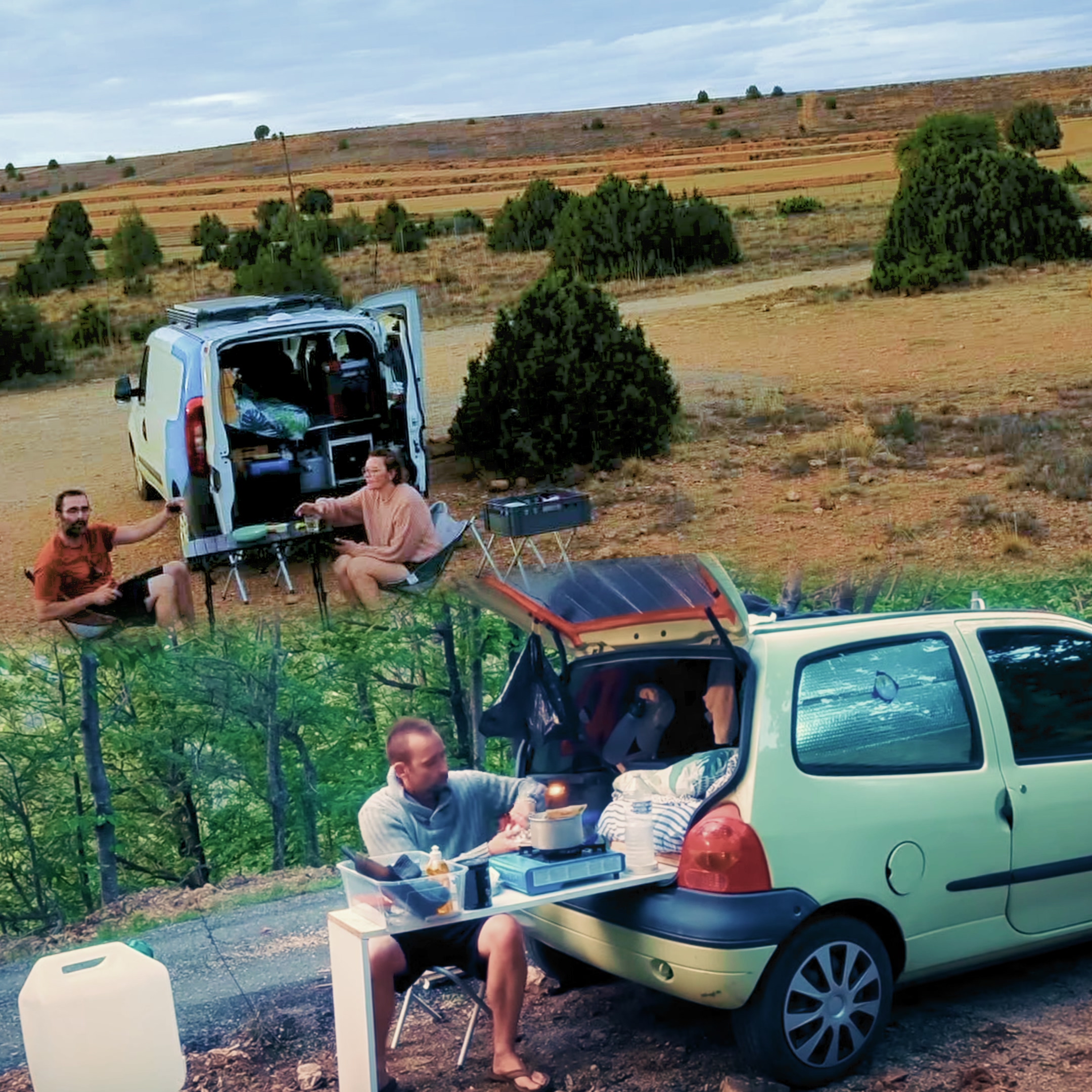 Deux scènes de road trips : camping près d’un Fiat Doblo aménagé et pause cuisine à côté d’une Twingo avec matelas