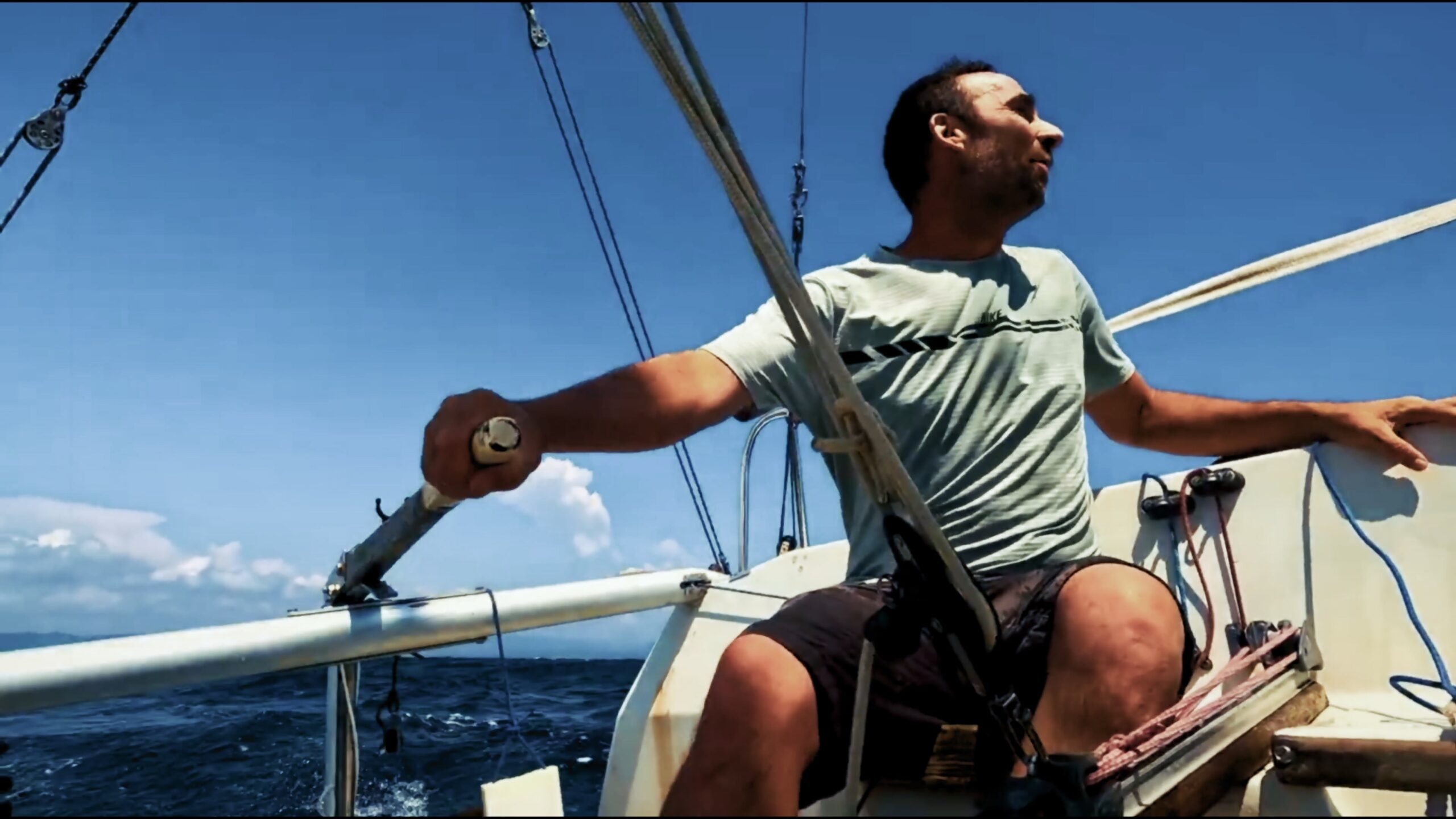 Voyageur à bord d’un bateau sur la mer